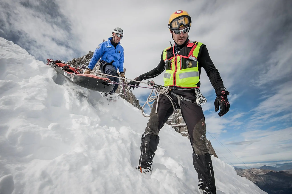 2 secouristes du PGHM à l'aiguille du midi