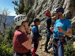 Groupe d’élèves encadré par des guides lors d’un week-end d’initiation à l’alpinisme à Orpierre, dans les Hautes-Alpes.