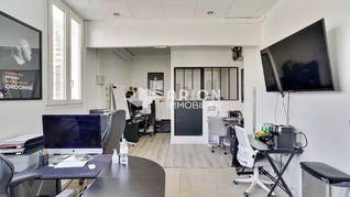 Bureau Indépendant de 31 m², Lumineux et Calme, à Proximité des Métros Robespierre et Galliéni