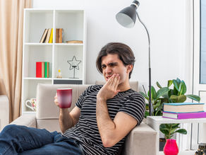 É possível tratar a sensibilidade nos dentes em casa?