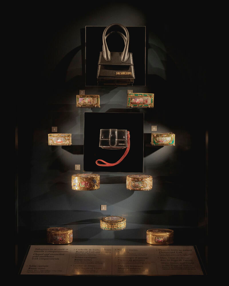 Vitrine présentant les sacs de Jacquemus