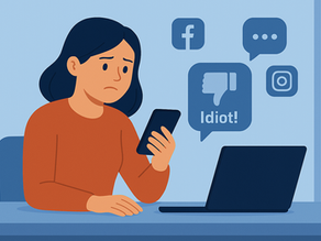 Žena znepokojeně sleduje pomlouvačný příspěvek na sociálních sítích.