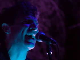 Hilda escucha a El Despertar de Los Grises