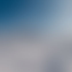 Ein Weg durch die verschneite Winterlandschaft bei Sonnenschein und blauem Himmel.