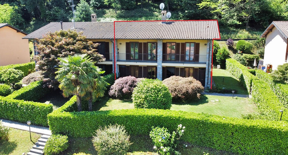 Diese sehr gepflegte Eck-Villa befindet sich in zentraler Lage in Germignaga, ca. 2 km südlich von Luino, in einer kleinen abgeschlossenen Parkanlage mit nur 12 Einheiten. Im Zentrum von Germignaga, in das Sie ohne Probleme zu Fuss gehen können, finden Sie Restaurants, Supermarkt, Friseur, Eisdiele, Bars usw.
Die Villa bietet eine Wohnnutzfläche von ca. 281 qm und ist wie folgt aufgeteilt:
EG: Eingangsbereich, grosser und heller Wohnbereich mit offenem Kamin und Ausgang in den Garten, Wohnküche mit Ausgang in den Garten, Badezimmer und einen grossen Abstellraum.
OG: grosses Schlafzimmer mit 2 Ankleiden (eine Ankleide könnte als Schlafzimmer umgewandelt werden), 2 weitere Schlafzimmer mit je einem Badezimmer en-suite.
UG: 2 grosse Garagen (28 qm & 22 qm), Waschküche und 1 grosser Abstellraum.
Der schöne Garten mit 438 qm und Besucherparkplätze runden dieses interessante Angebot ab.