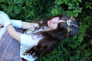 Model wearing Mostory fairy crown 