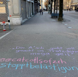 Sprüch mit Kreide auf Strasse geschrieben.