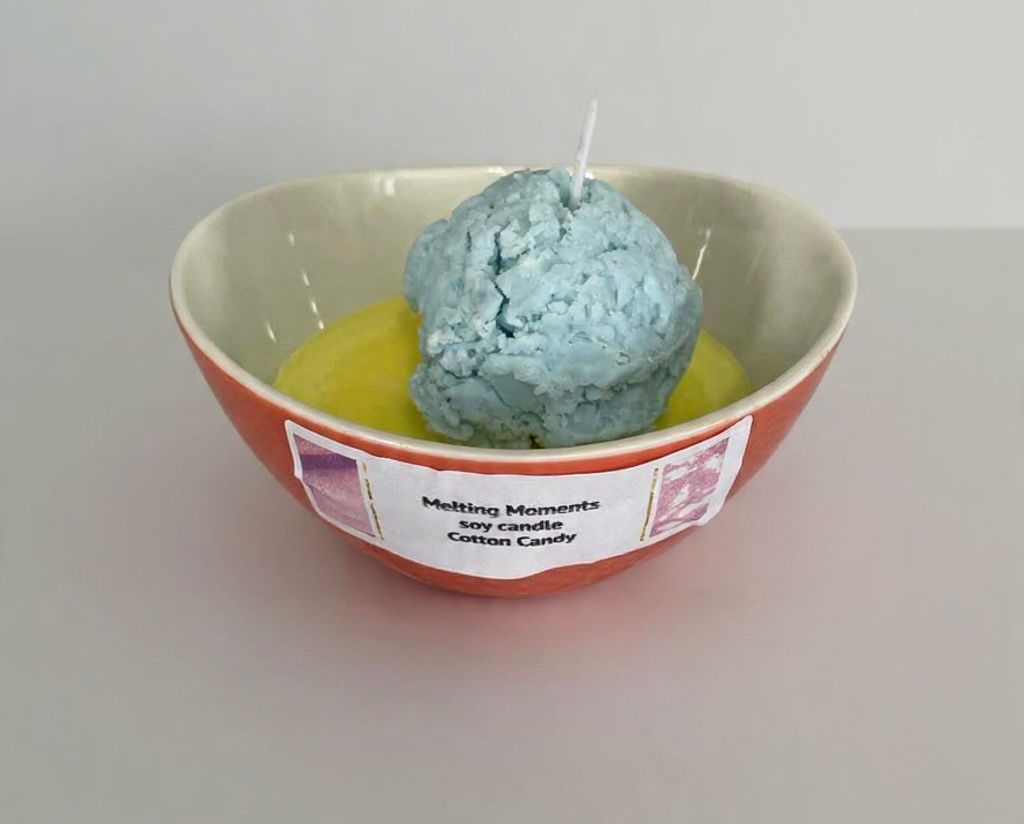 Cotton candy scented candle