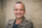 Portrait von Peter Haeberlin vor einer rauen Wand