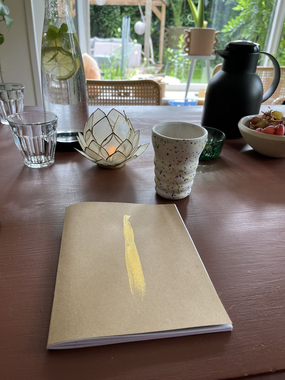 Notitieboek met een gouden streep op de voorkant