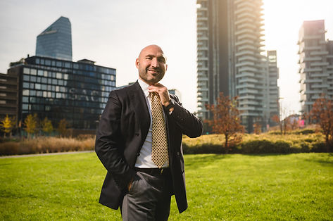 Ritratto professionale con edifici moderni sullo sfondo