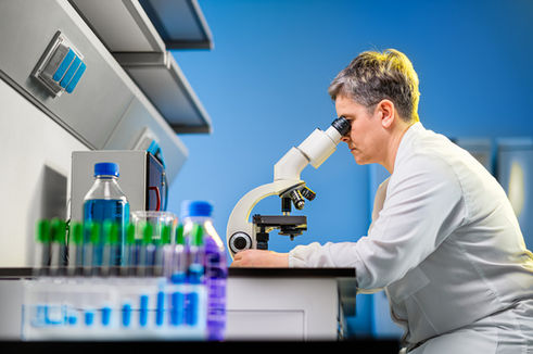 Servizio di fotografia industriale per Micro-Bio, laboratorio analisi con persone al lavoro e ritratti professionali del team