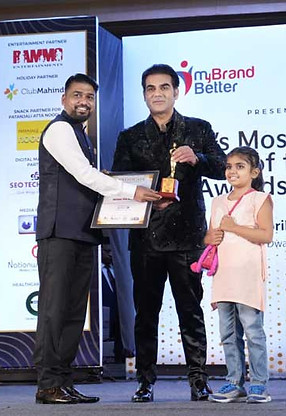 Dr-munish-7th-award-with-Arbaaz-Khan_LOW.jpg