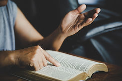 espiritualidade-e-religiao-as-maos-postas-em-oracao-sobre-uma-biblia-sagrada-na-igreja-con