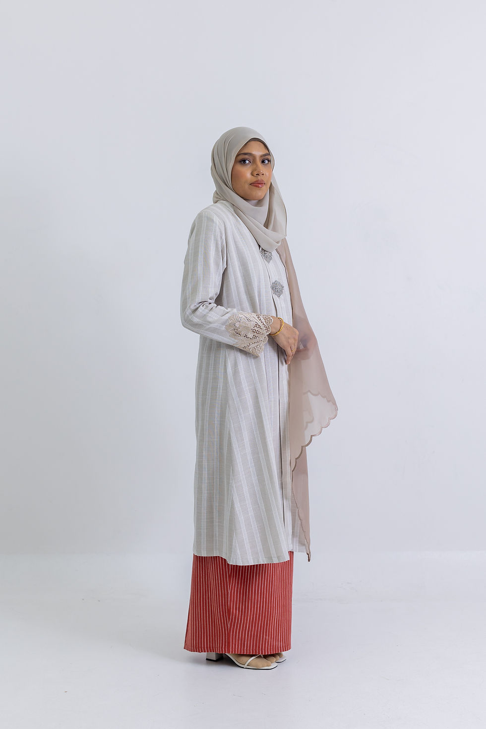 Thumbnail: Mekar kebaya panjang in Taupe