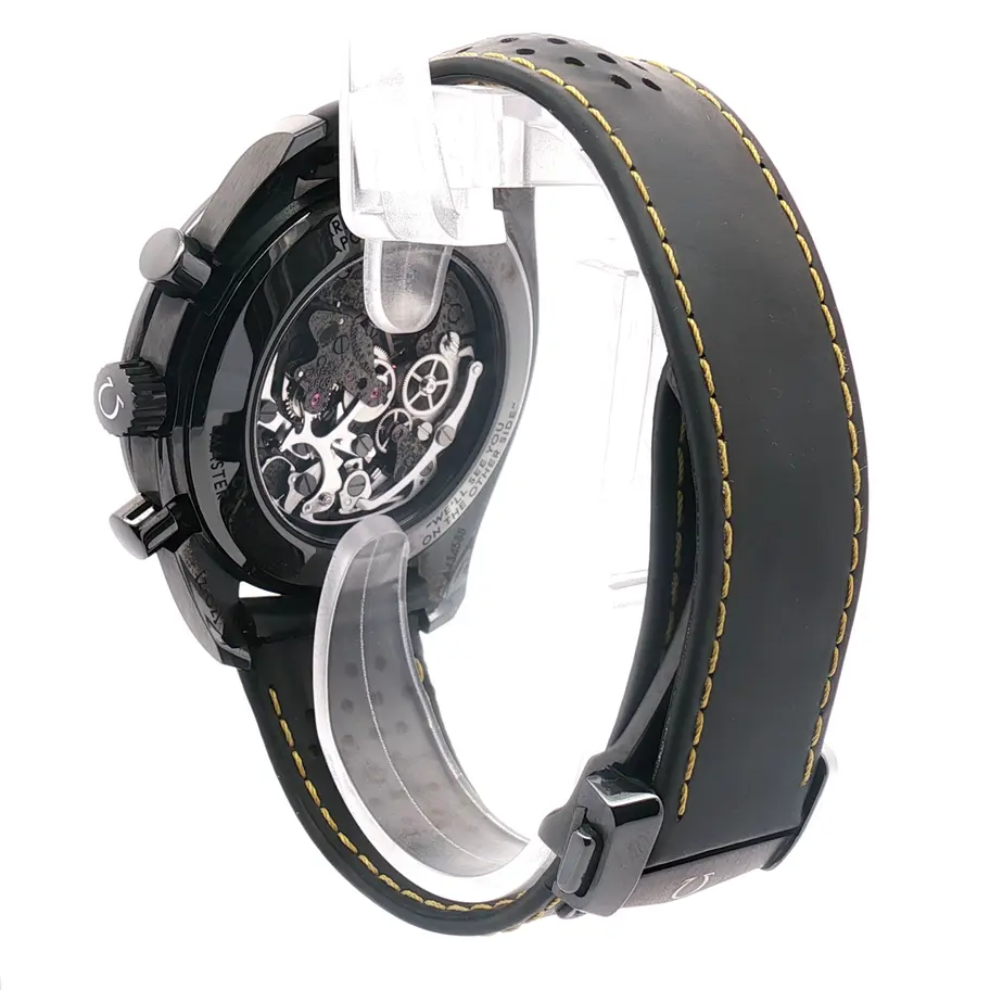Reloj Omega Speedmaster en negro, con correa negra de cuero y esfera negra con detalles amarillos. Diseño exclusivo en Boué Joyeros.
