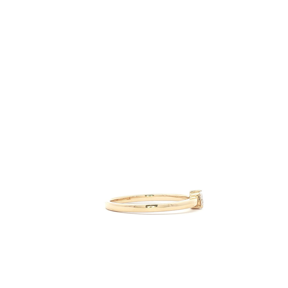 Anillo dorado con diamante central en forma de pera, ideal para regalo. Boué Joyeros CDMX.