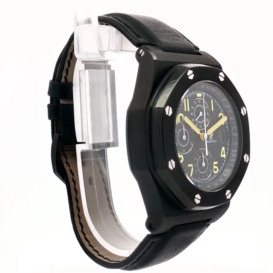 Reloj Audemars Piguet Royal Oak negro con correa de cuero y esfera con números y detalles en blanco y amarillo. Diseño de lujo en Boué Joyeros.