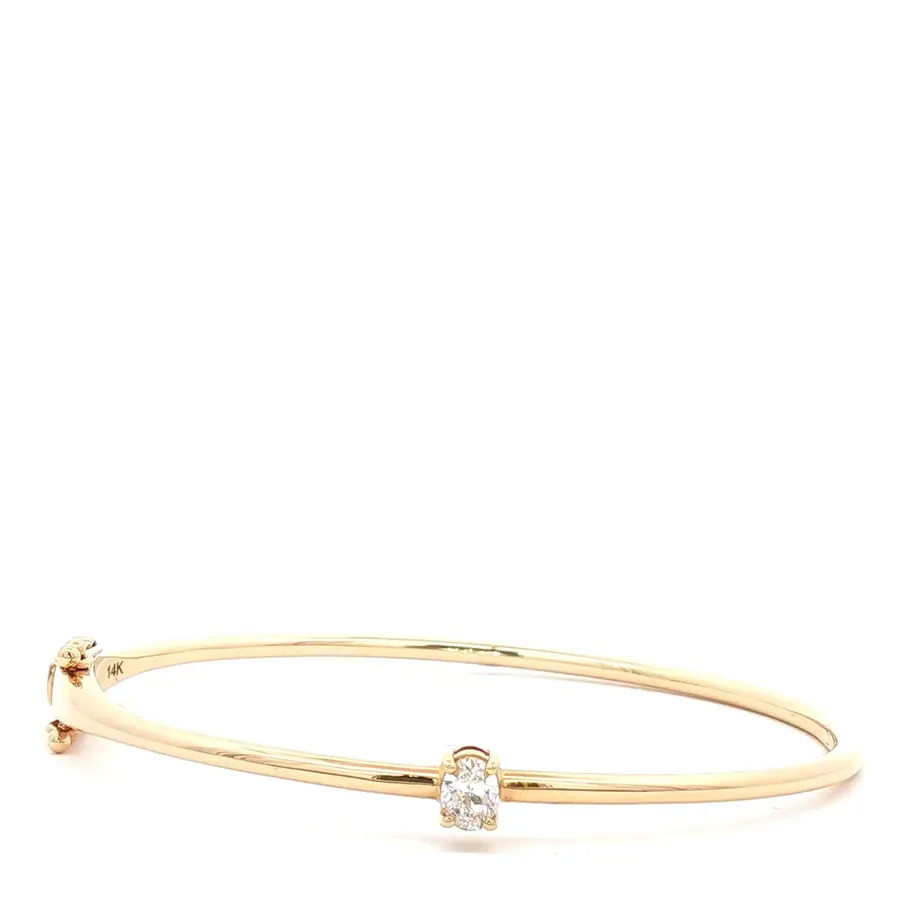 Brazalete dorado con diamante al centro. Boué Joyeros.