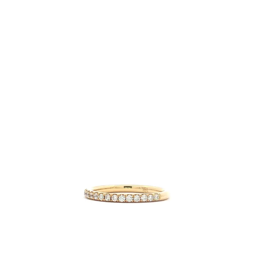 Anillo de oro con diamantes, BOUE 1 - FAV, que brilla sobre fondo blanco.