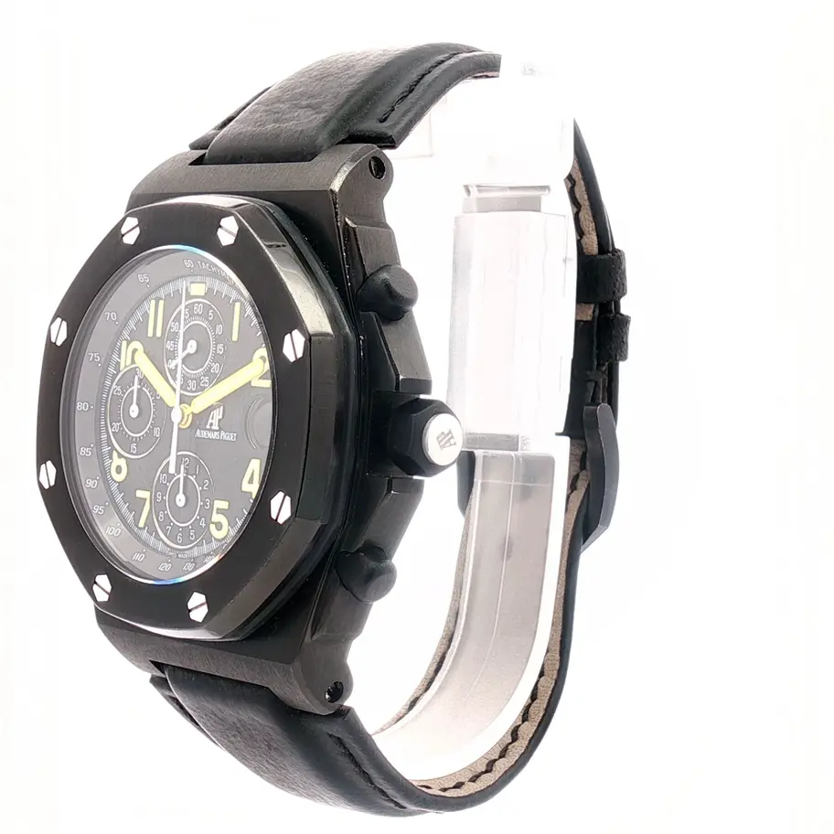 Reloj Audemars Piguet Royal Oak negro con correa de cuero y esfera con números y detalles en blanco y amarillo. Diseño de lujo en Boué Joyeros.