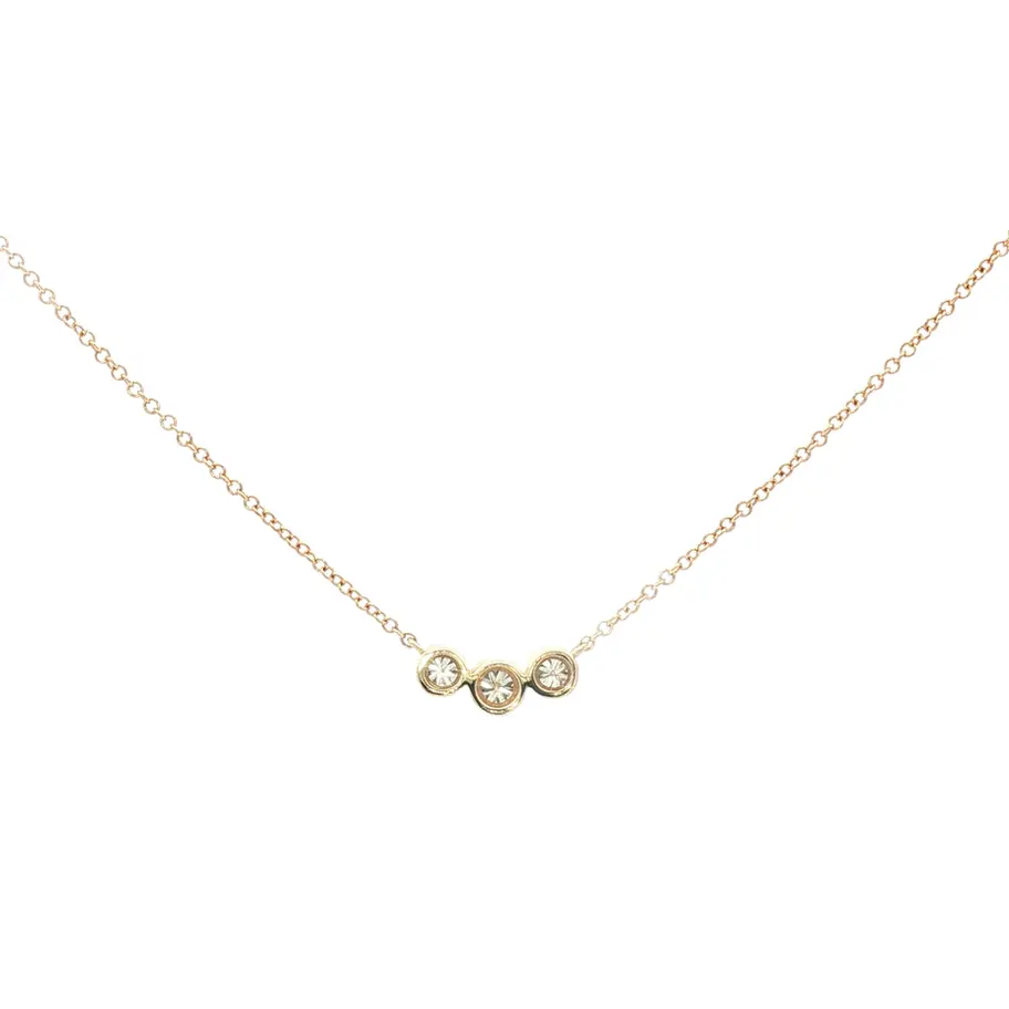 Delicado collar con tres diamantes pequeños. Boué Joyeros.