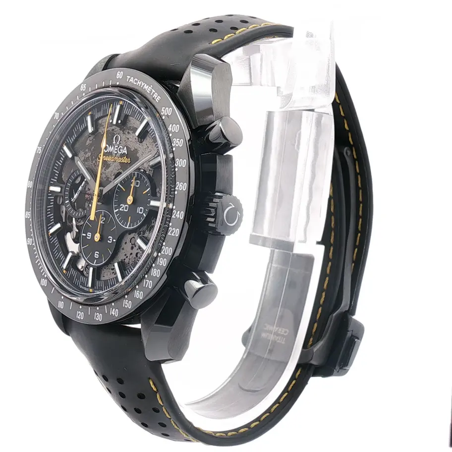 Reloj Omega Speedmaster en negro, con correa negra de cuero y esfera negra con detalles amarillos. Diseño exclusivo en Boué Joyeros.
