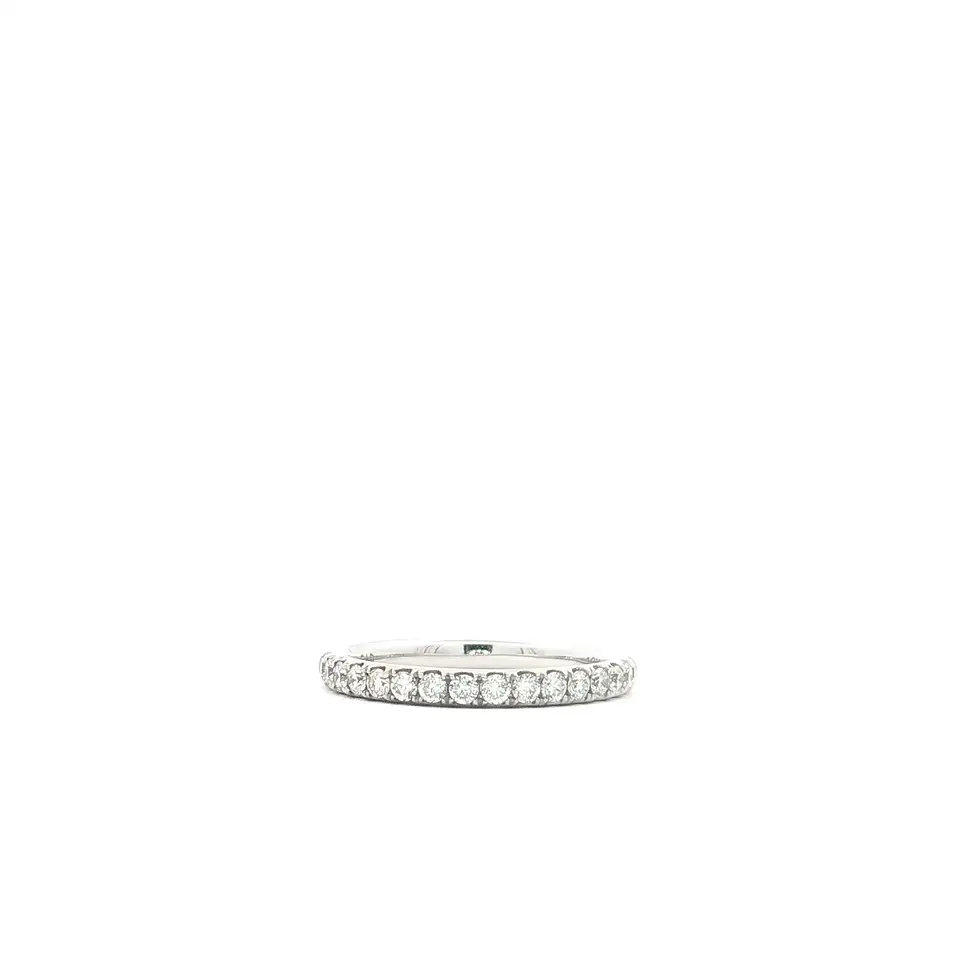 Anillo de oro blanco con fila de diamantes. Boué Joyeros.