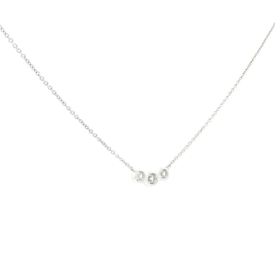 Dije de oro blanco con tres diamantes engastados. Boué Joyeros CDMX.