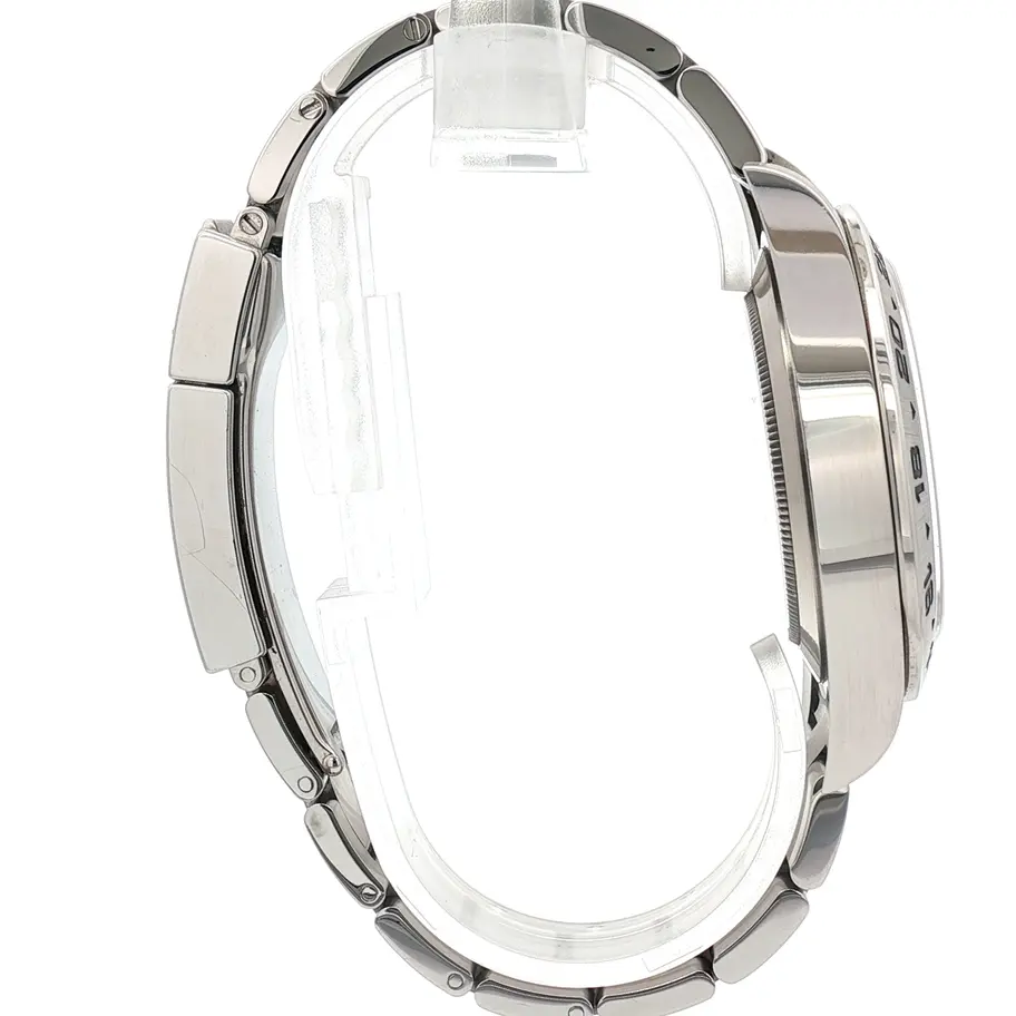 Reloj Rolex plateado con correa metálica, esfera blanca y detalles en negro. Diseño exclusivo en Boué Joyeros CDMX.