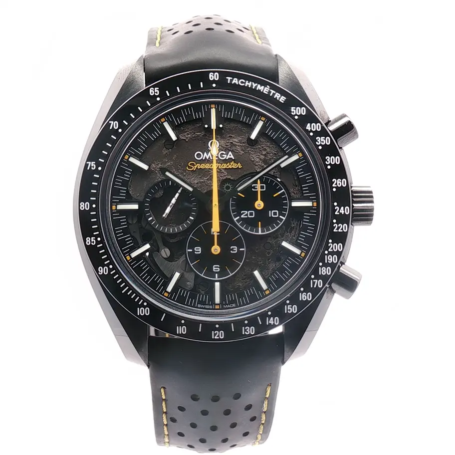 Reloj Omega Speedmaster en negro, con correa negra de cuero y esfera negra con detalles amarillos. Diseño exclusivo en Boué Joyeros.