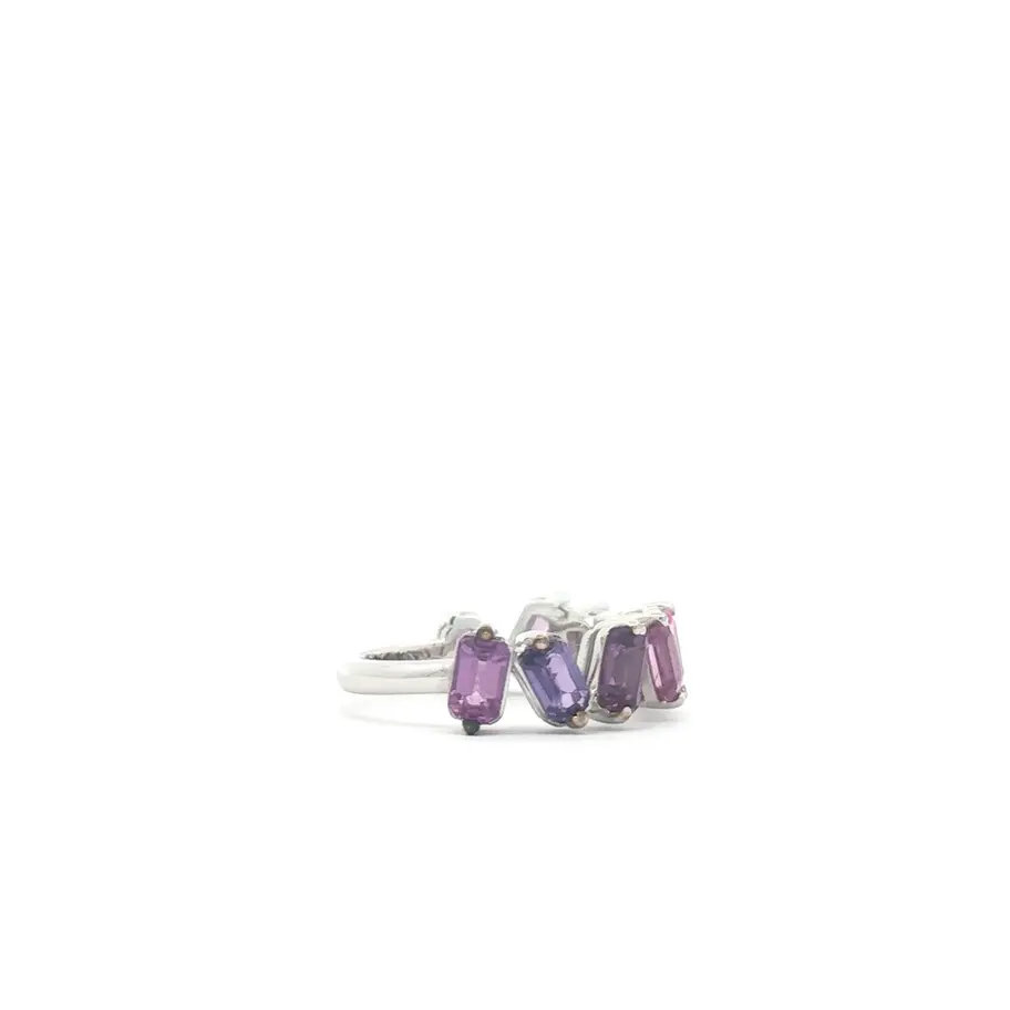 Anillo de oro blanco con zafiros en tonos morado y rosa. Boué Joyeros.
