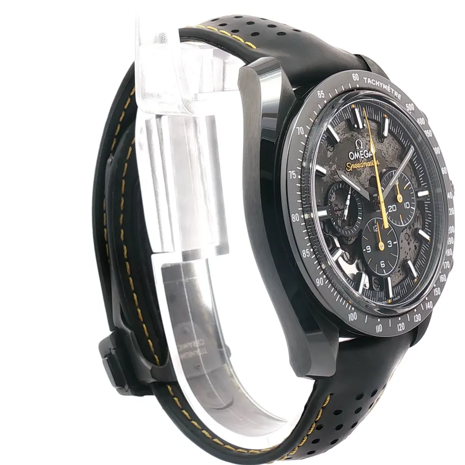 Reloj Omega Speedmaster en negro, con correa negra de cuero y esfera negra con detalles amarillos. Diseño exclusivo en Boué Joyeros.