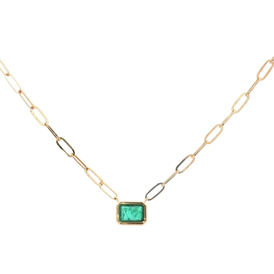 Collar de eslabones dorados con una piedra verde rectangular. Boué Joyeros.