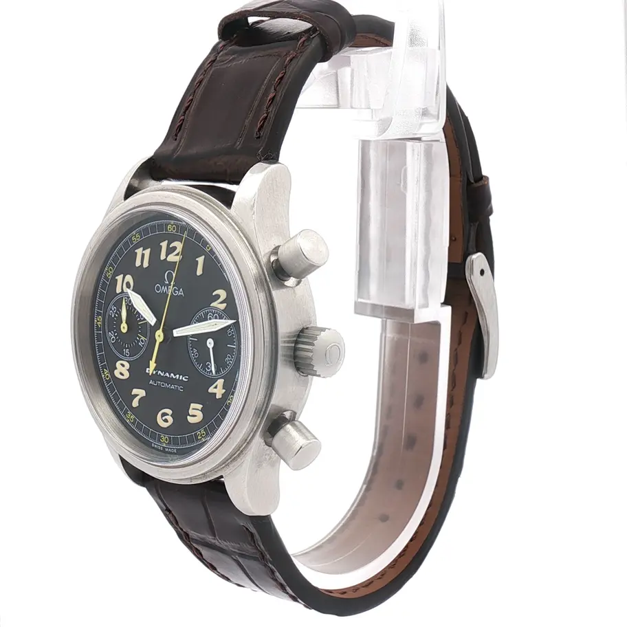 Reloj Omega, esfera verde oscura con números blancos y correa de cuero negra. Boué Joyeros CDMX.