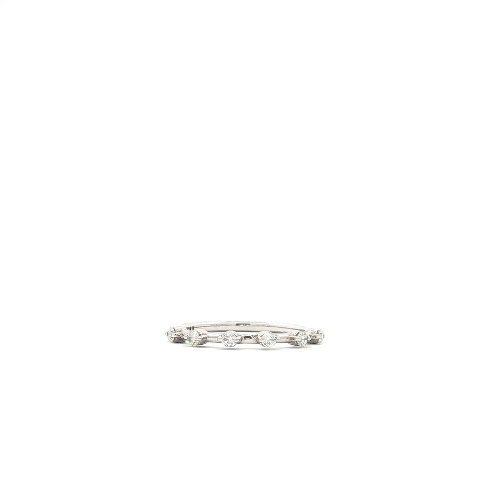 Anillo de oro blanco con diamantes diseño punto y guión. Boué Joyeros.