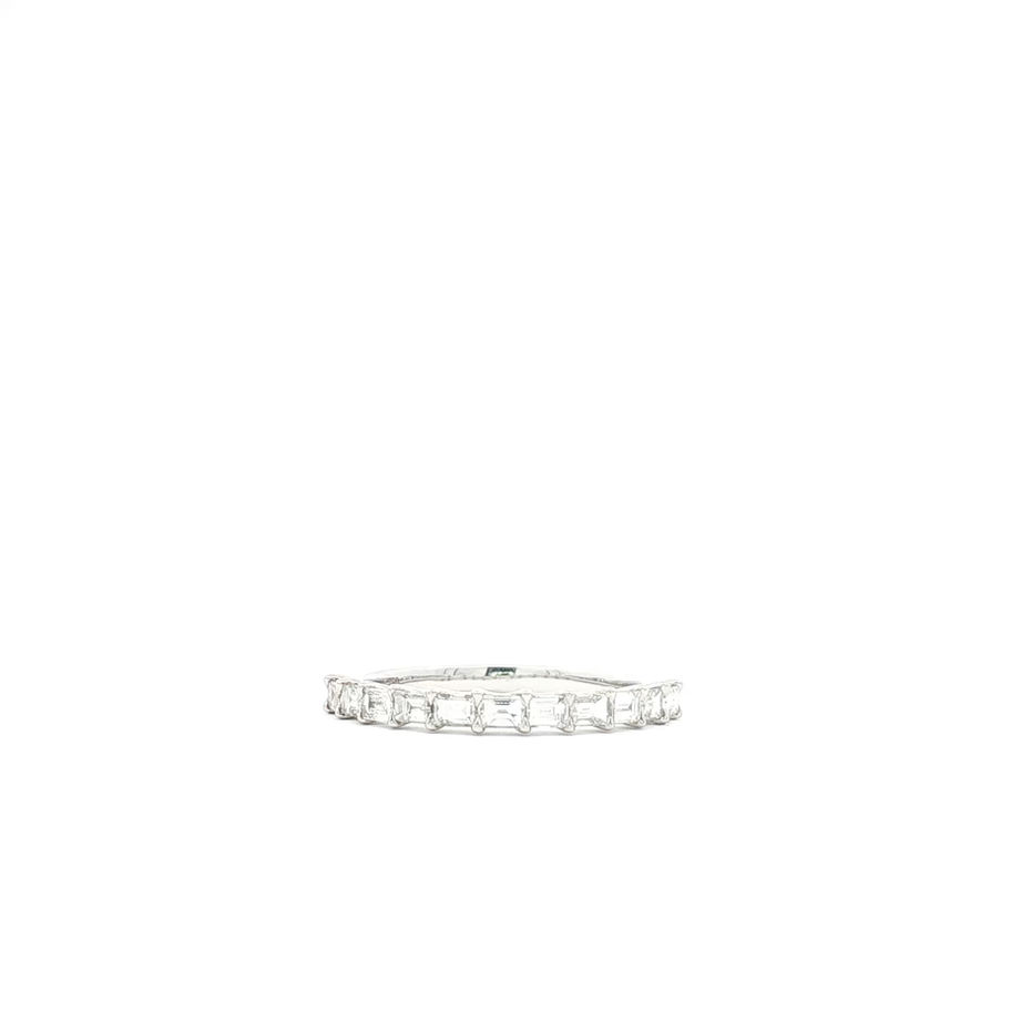 Anillo de oro blanco con diamantes, diseño elegante. Boué Joyeros.