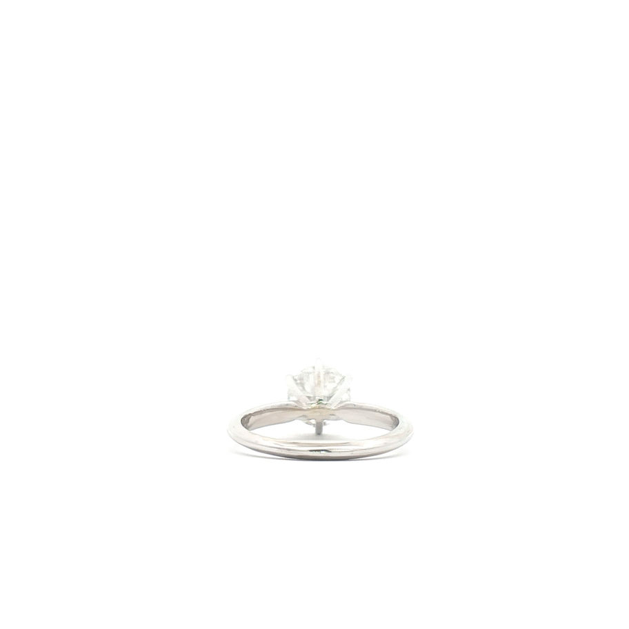 Anillo de oro blanco con diamante solitario, joya de compromiso. Boué Joyeros.
