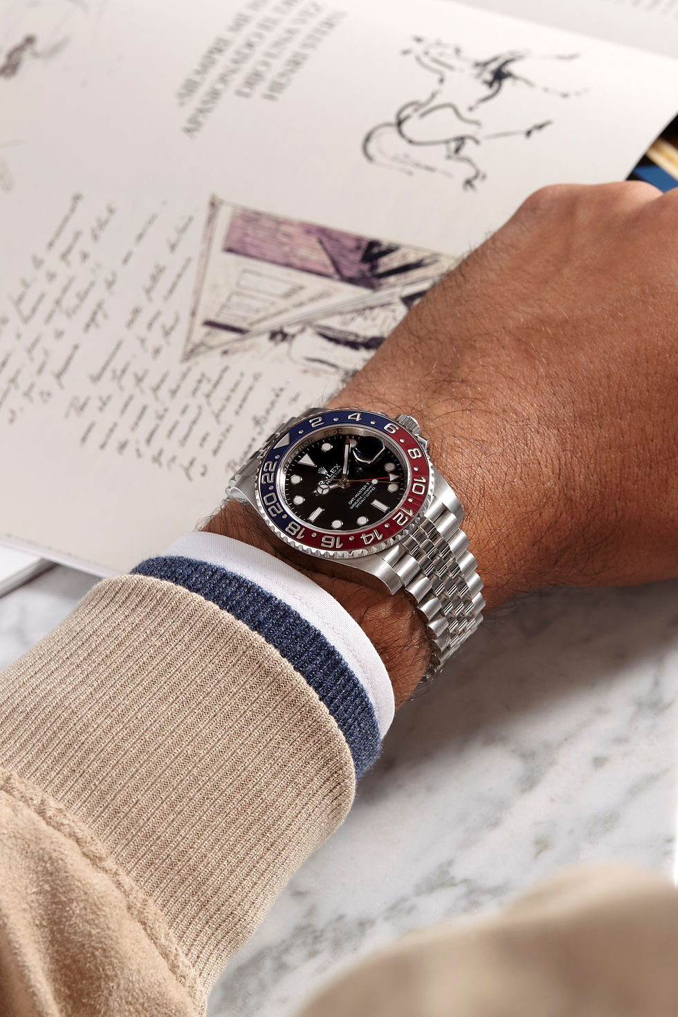 Un hombre muestra reloj Rolex en la muñeca. Boué Joyeros.