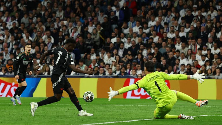 LE REAL RANGE SES ARMES DANS UN GRAND ARSENAL