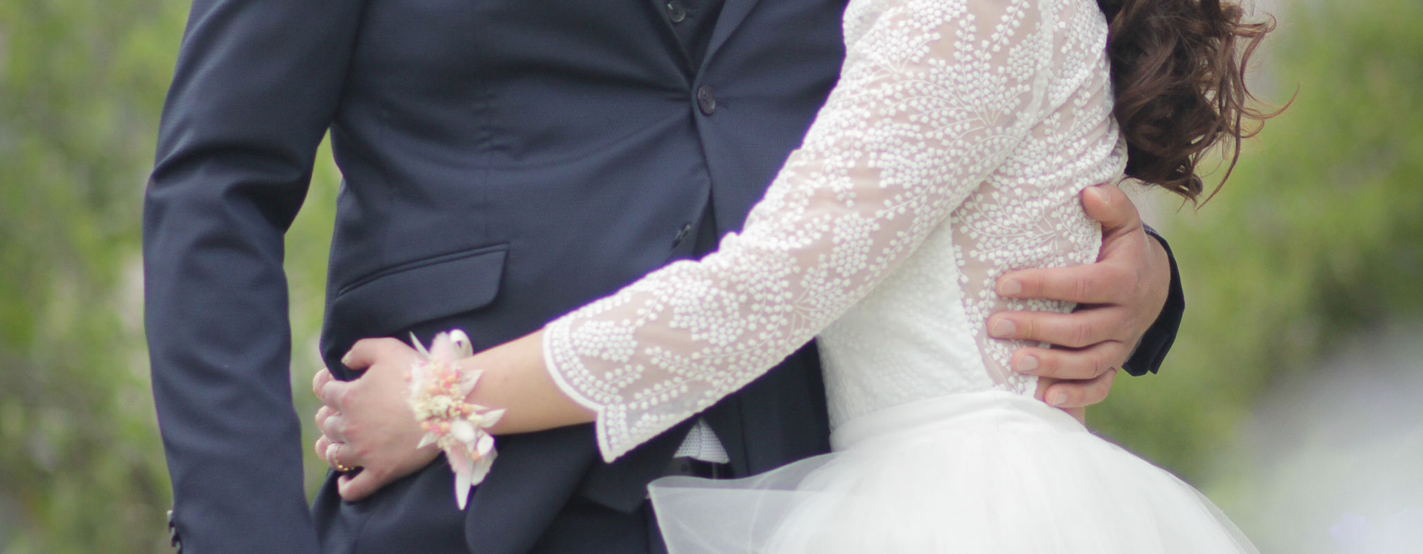 Photo de mariés en Corrèze dans un joli parc