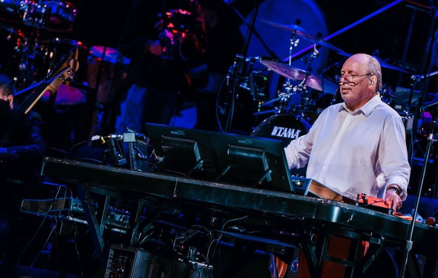 Photo of Hans Zimmer on stage (courtesy Instagram @HansZimmerLive)