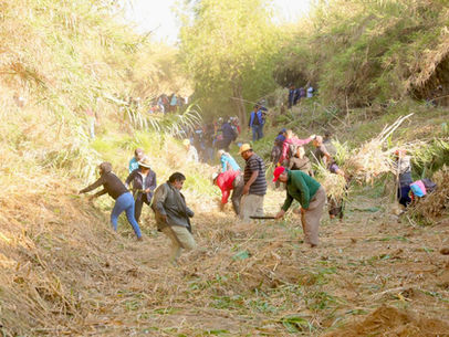 Continúa Salomón Jara saneamiento del río Atoyac con Mega Tequio en Santiago Suchilquitongo