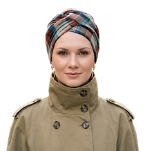 Mujer con turbante oncológico de otoño invierno de cuadros