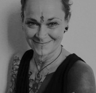 Tattoo-Künstlerin: Michaela im Studio Dots & Lines, Engelskirchen