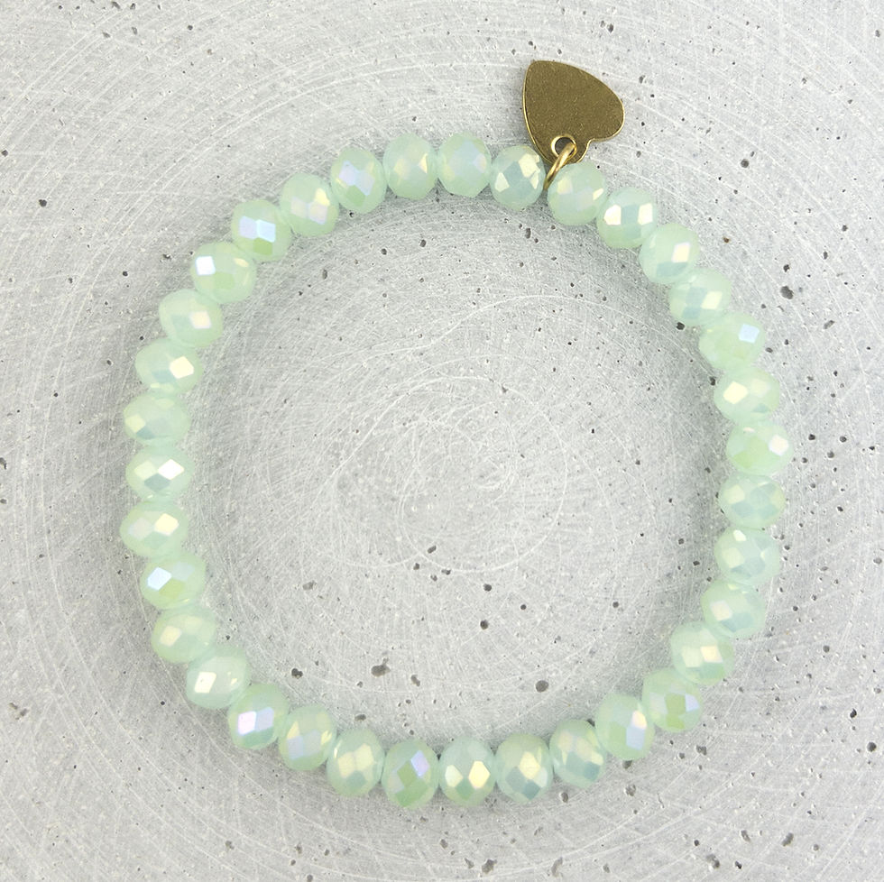 ALINA Stretch Armband von NOMUA Schmuck Zürich mit 6 mm Glasperlen und vergoldetem Herzanhänger in Mint