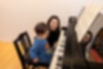 イ・ボギョンが幼い男の子にピアノを教える様子