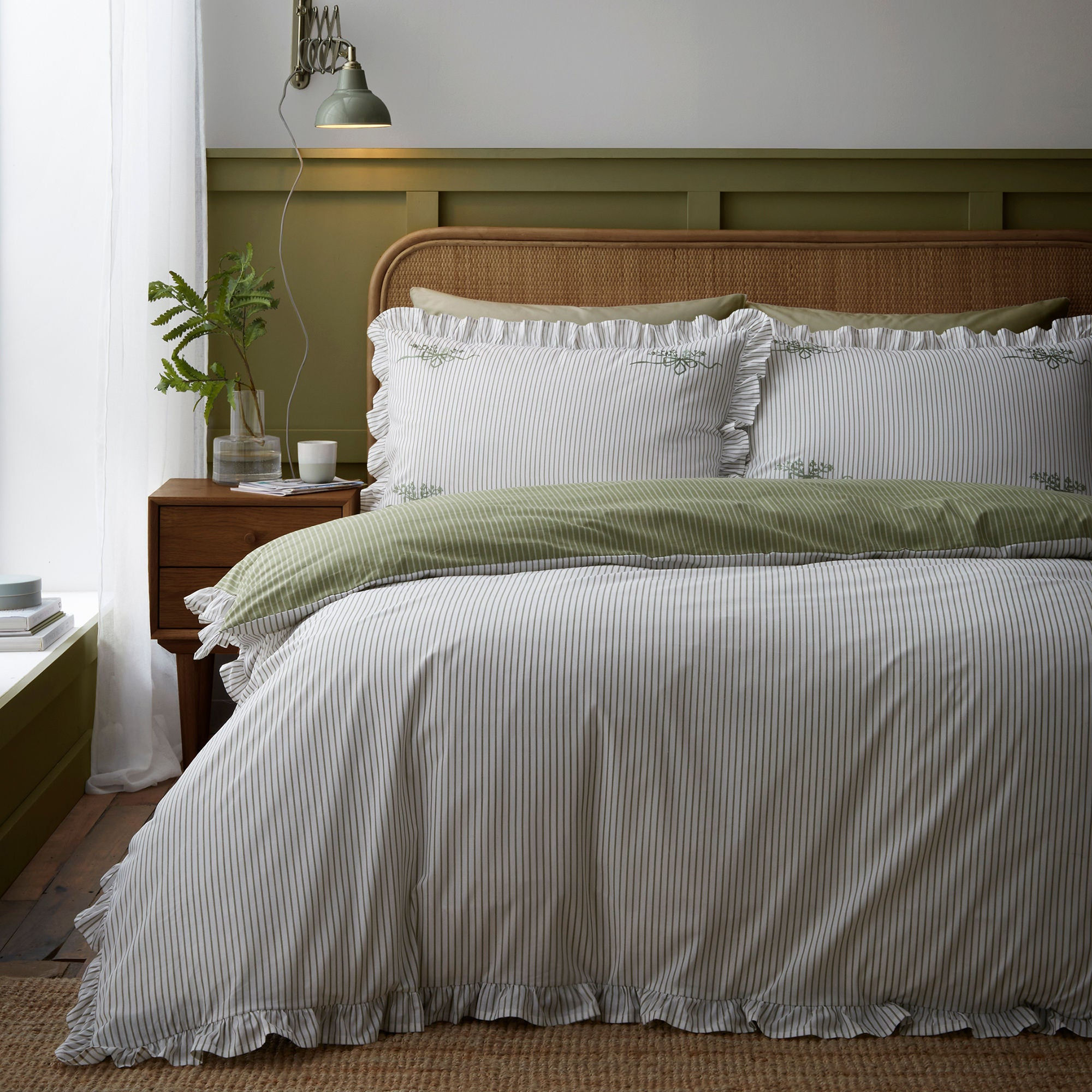 Appletree - Frilled Embroidered Bow Stripe - Duvet Cover Set - Green