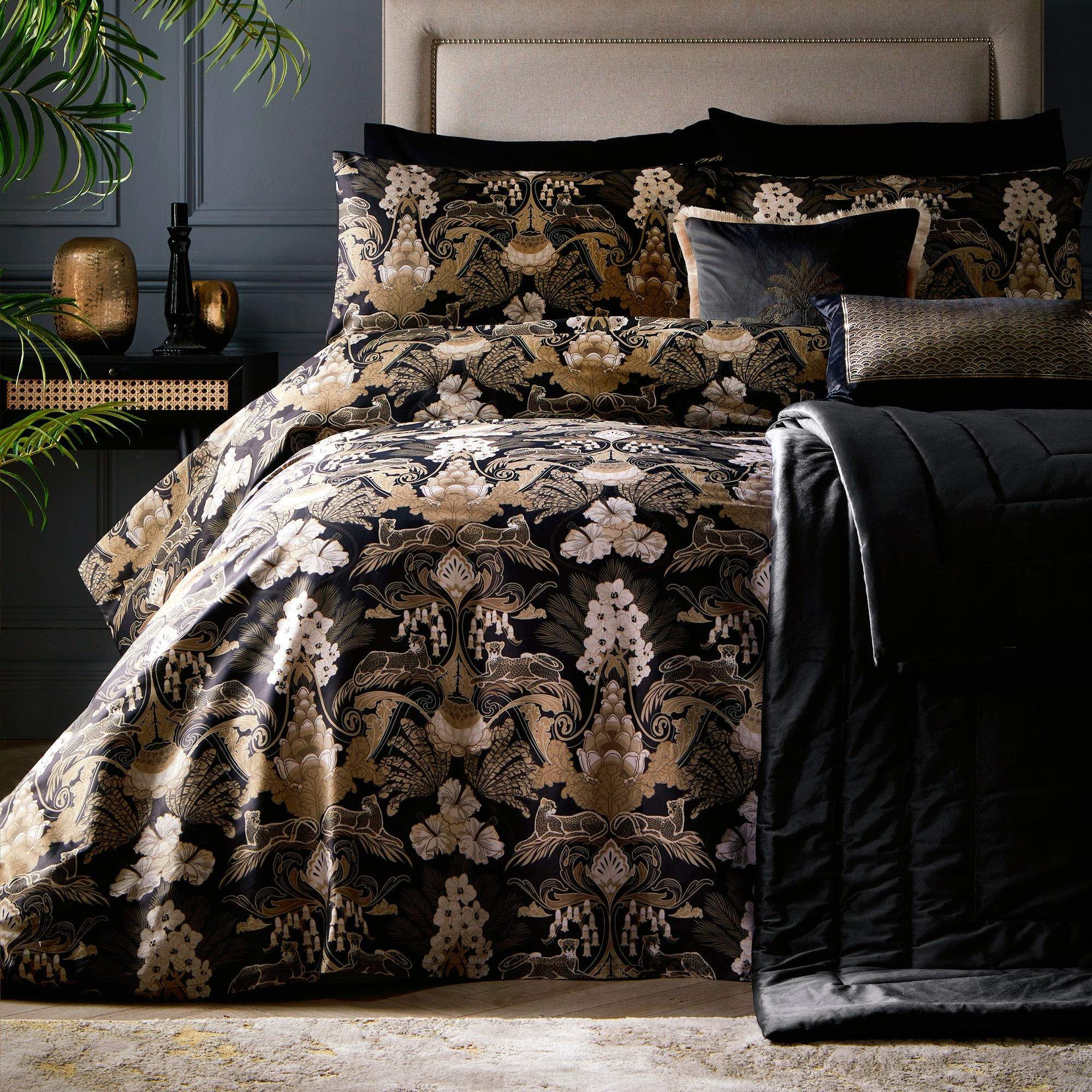 Laurence Llewelyn-Bowen - Suburban Jungle - Duvet Cover Set - Black/Gold - King