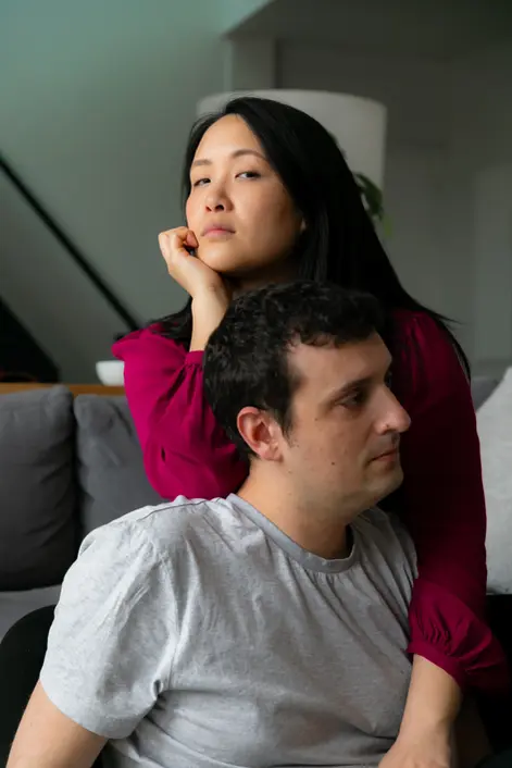 Portrait de couple en intérieur et lumière naturelle réalisé par une photographe basée à Ozoir-la-Ferrière